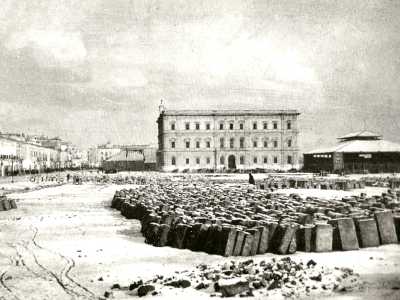 Fu soltanto a partire dal XVIII secolo che a Bari si iniziarono a utilizzare le chianche nere per le strade. Soprattutto alla fine dell'800. Una foto di quell'epoca ci mostra Corso Cavour quasi ancora privo di costruzioni, dove sono visibili centinaia di grandi blocchi di basalto in attesa di essere posati